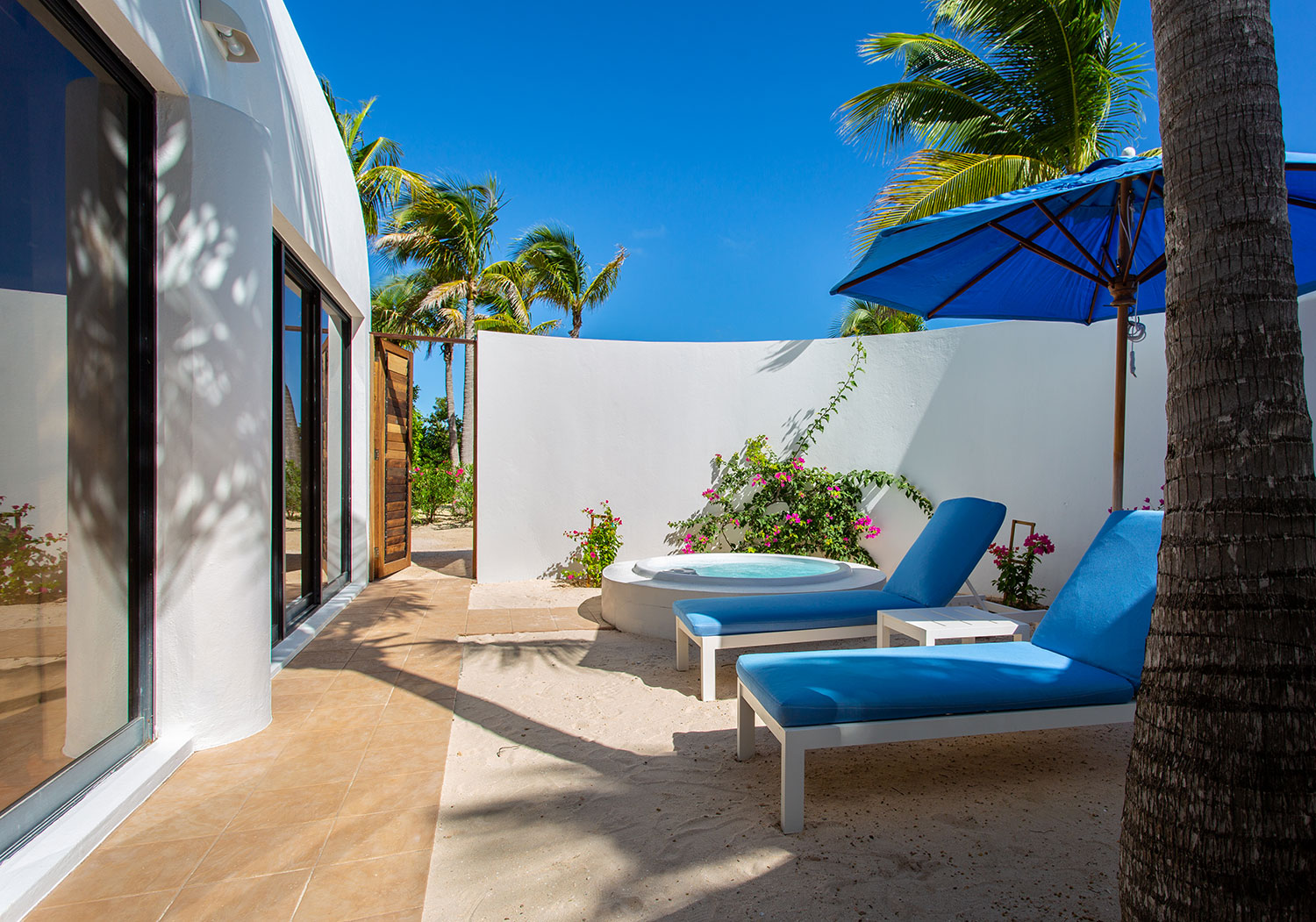 2.-Outside-Courtyard-(Petit-Topaz)